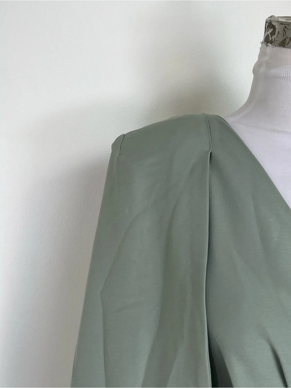 NWT! Lavish Alice‎ pleated cape-sleeve midi dress Sage Green Size 2